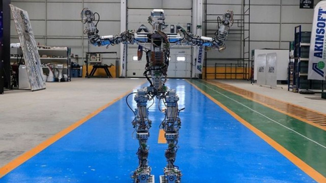 Adım atan robot 'Akıncı-4' görücüye çıktı