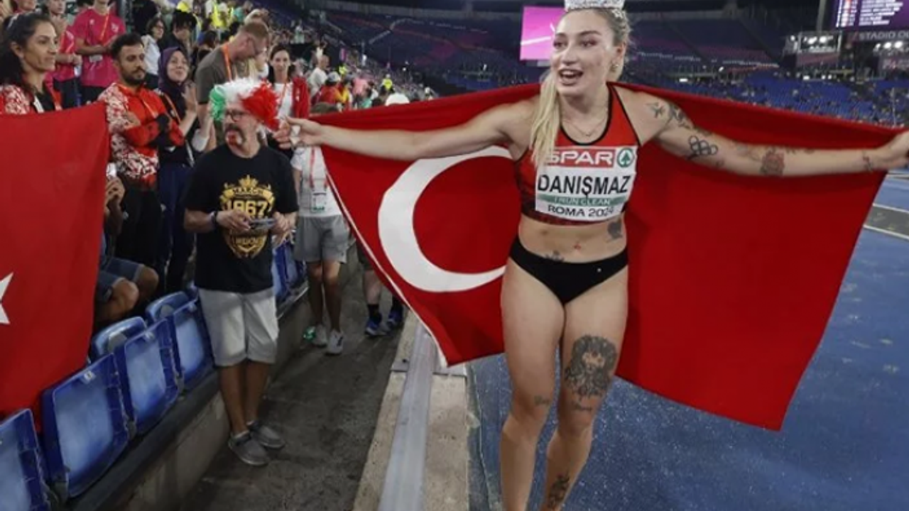 Bakan Bak'tan Milli Sporcuya Tebrik