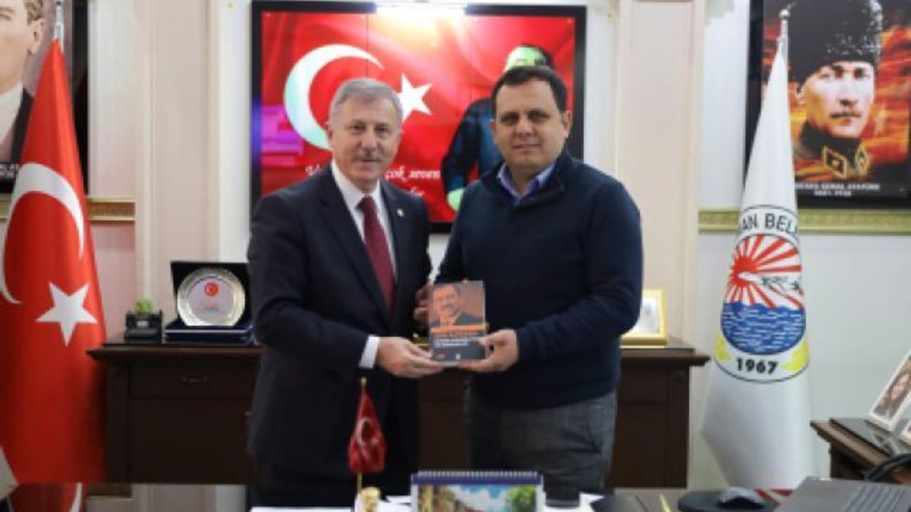 Selçuk Özdağ “Son Alperen” adlı kitabını Başkan Durmuş’a hediye etti