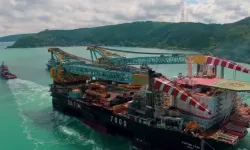 Dünyanın en büyük üçüncü yarı batık vinç gemisi İstanbul Boğazı'ndan geçiyor