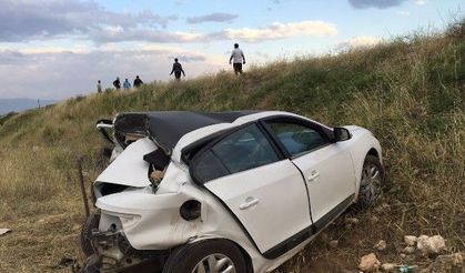 Erciş’te otobüs park halindeki otomobile çarptı: 1 yaralı