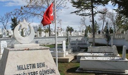 Şehit Mezarlarına Kırmızı-beyaz Gül Dikildi