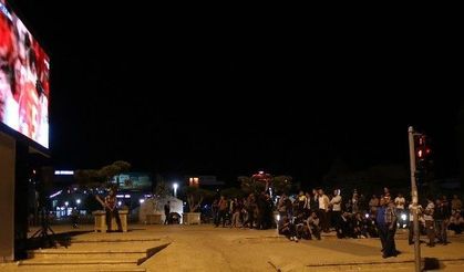 Türkiye-ispanya Maçını Kırşehirliler Dev Ekranda Cacabey Meydanında İzledi