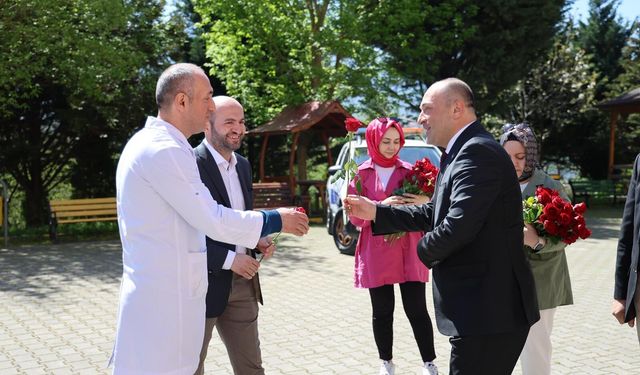 GEYVE BELEDİYE BAŞKANI SELÇUK YILDIZ’DAN OKULLARA MORAL ZİYARETİ: ÖĞRETMENLERE GÜL, ÖĞRENCİLERE BAŞARI  DİLEĞİ