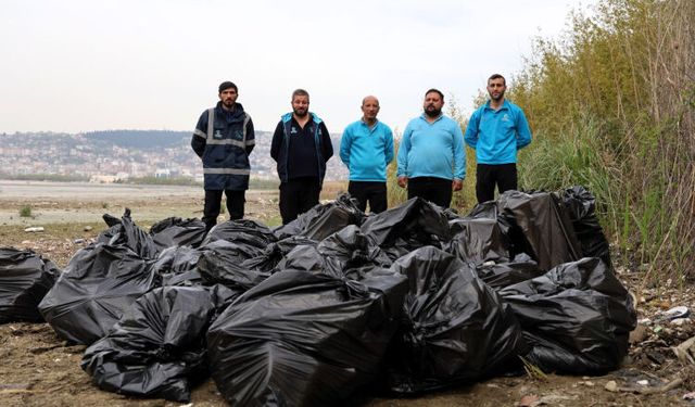 Kocaeli'de ekipler 50 torba atığı doğadan uzaklaştırdı