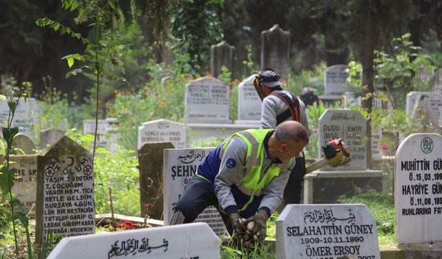 Bursa’da mezarlıklar bayrama hazır