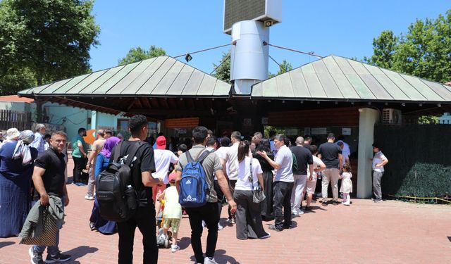 Bursa Hayvanat Bahçesi'ne bayramda ziyaretçi akını