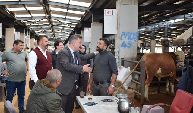 Anahtar Parti'den Bursa Kurban Pazarı ziyaretinde esnafı derdini dinledi
