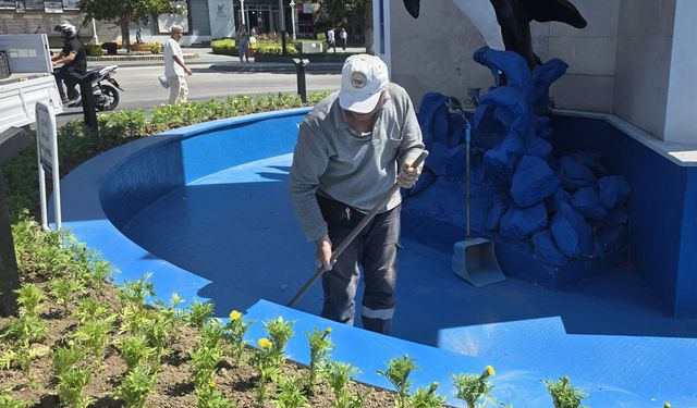 Gemlik’te Saat Kulesi ve Havuz Çevresinde Yenileme Çalışmaları