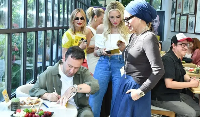 Özgür Aras 14'üncü kitabını görkemli davetle tanıttı
