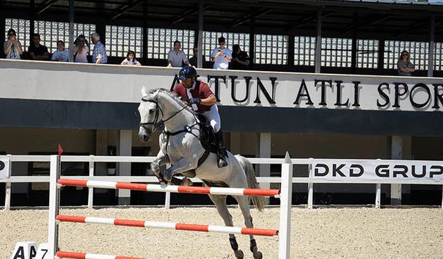 Altun Atlı Spor Kulübü Engel Atlama Yarışmalarında Engeller Aşıldı, Heyecan Zirveye Çıktı