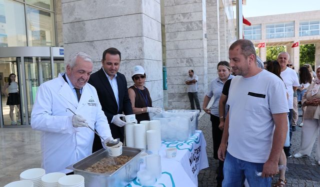 Başkan Şadi Özdemir’den aşure ikramı