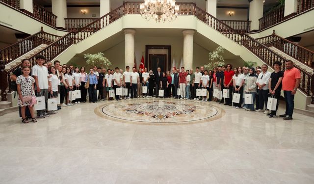 BURSA'NIN GURURU: LGS'DE TÜRKİYE ŞAMPİYONLARI VALİLİKTE!