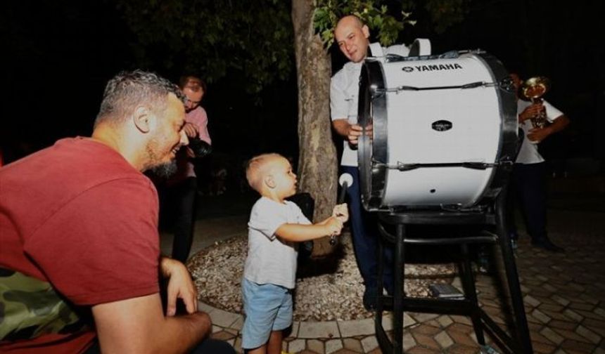 Tatilciler sokak konseriyle coştu