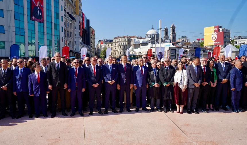 İBB BAŞKANVEKİLİ NURİ ASLAN, 19 MAYIS’TA TAKSİM CUMHURİYET ANITI’NA ÇELENK BIRAKTI