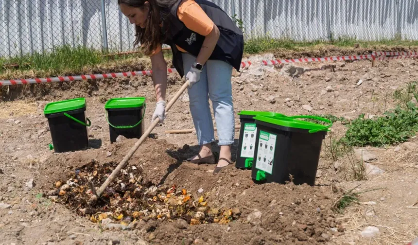 Bokaşi kompostları toprakla buluşuyor