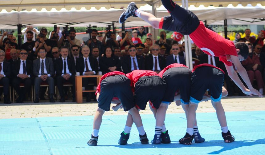 VALİ EROL AYYILDIZ BURSA’DA 19 MAYIS COŞKUSUNA ÖNCÜLÜK ETTİ