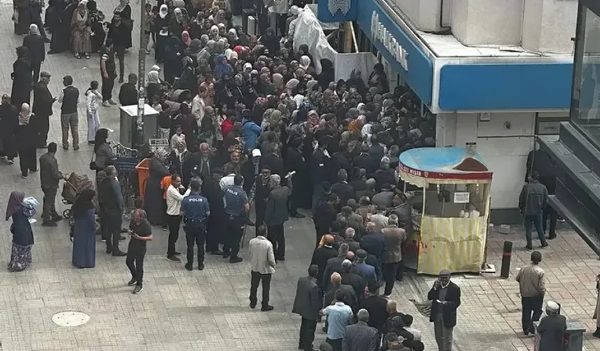 Ağrı'da sosyal yardım kuyruğu! Halkbank’a acil önlem çağrısı