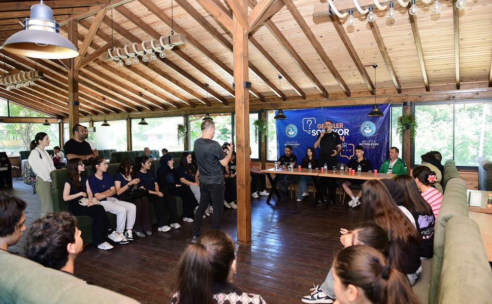 Başkan Erol Gençlere Yapılan Yatırımları Anlattı, Talepleri Tek Tek Dinledi
