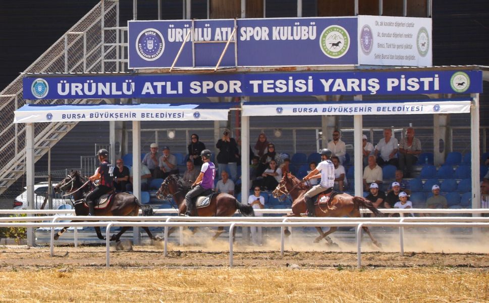 Rahvan at yarışları nefes kesti