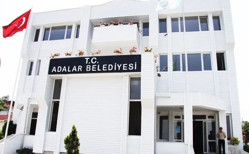 Adalar Belediyesi’ne operasyon! Rüşvet ve imardan Başkan ve 41 kişi gözaltında