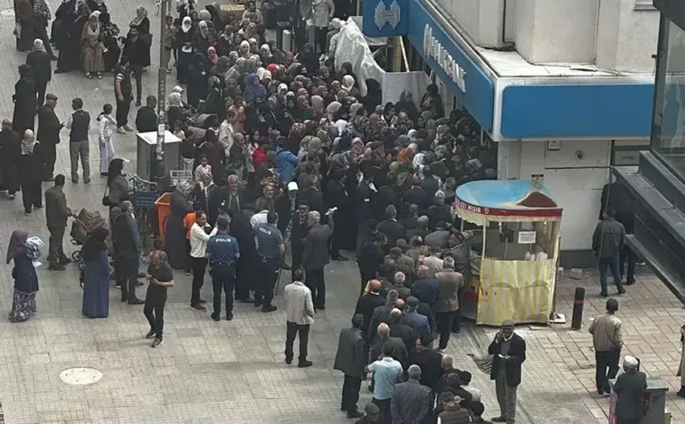 Ağrı'da sosyal yardım kuyruğu! Halkbank’a acil önlem çağrısı