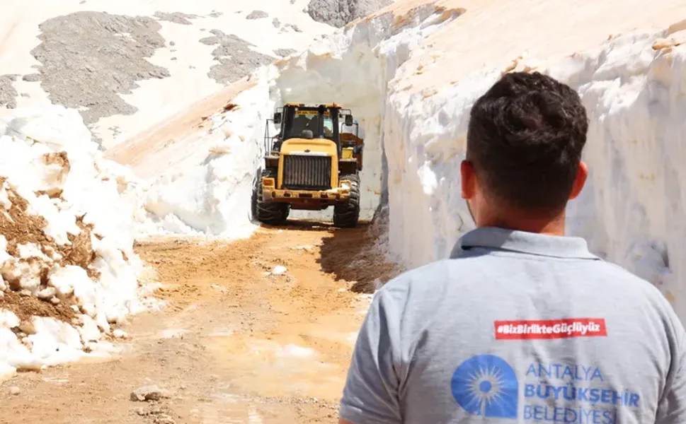 Antalya’da yayla yollarında karla mücadele sürüyor
