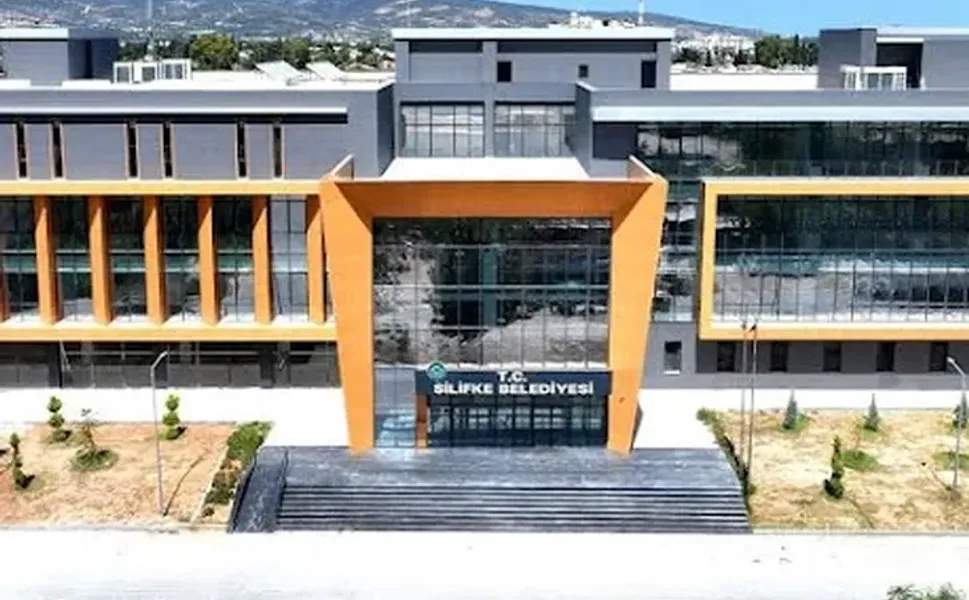 Bir operasyon da Silifke Belediyesi’ne! Başkan Turgut dahil 18 gözaltı