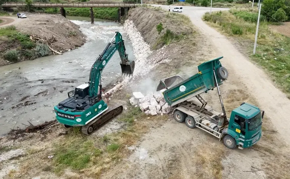 Bursa İnegöl’de dere ıslah çalışmaları sürüyor