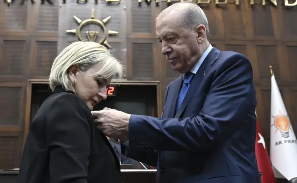 CHP’den istifa eden Nimet Özdemir AK Parti’ye katıldı