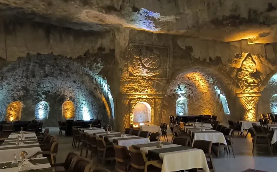Mardin'de 15 yıllık emek: Kayaları oyup 400 kişilik dev mağara restaurant açtı!