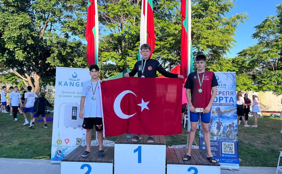 YILDIRIMLI GENÇ YÜZÜCÜLER TÜRKİYE’NİN GURURU OLDU
