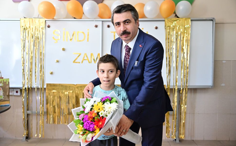 BAŞKAN YILMAZ, MİNİKLERİN KARNE HEYECANINA ORTAK OLDU