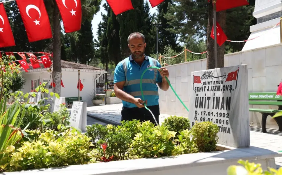 Gebze'de mezarlık ve şehitliklere kapsamlı bakım