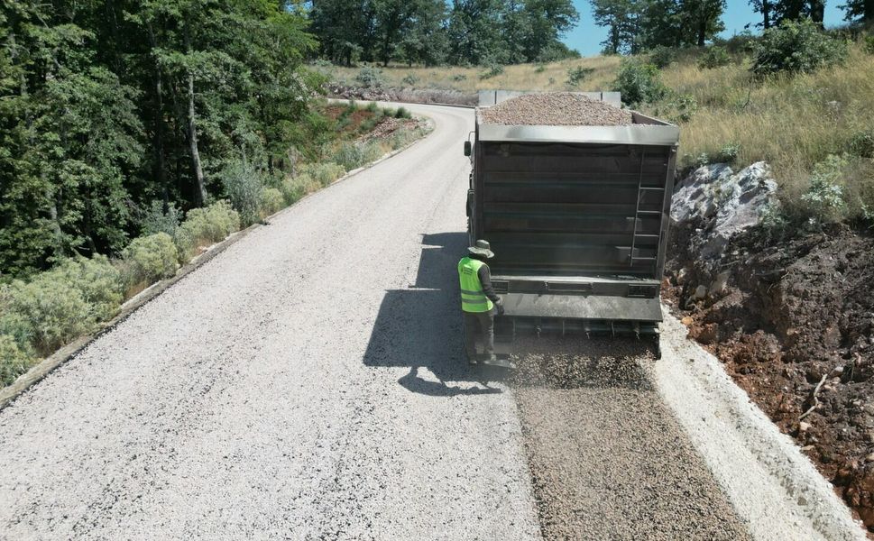Büyükşehir Mustafakemalpaşa’da yolları yeniliyor