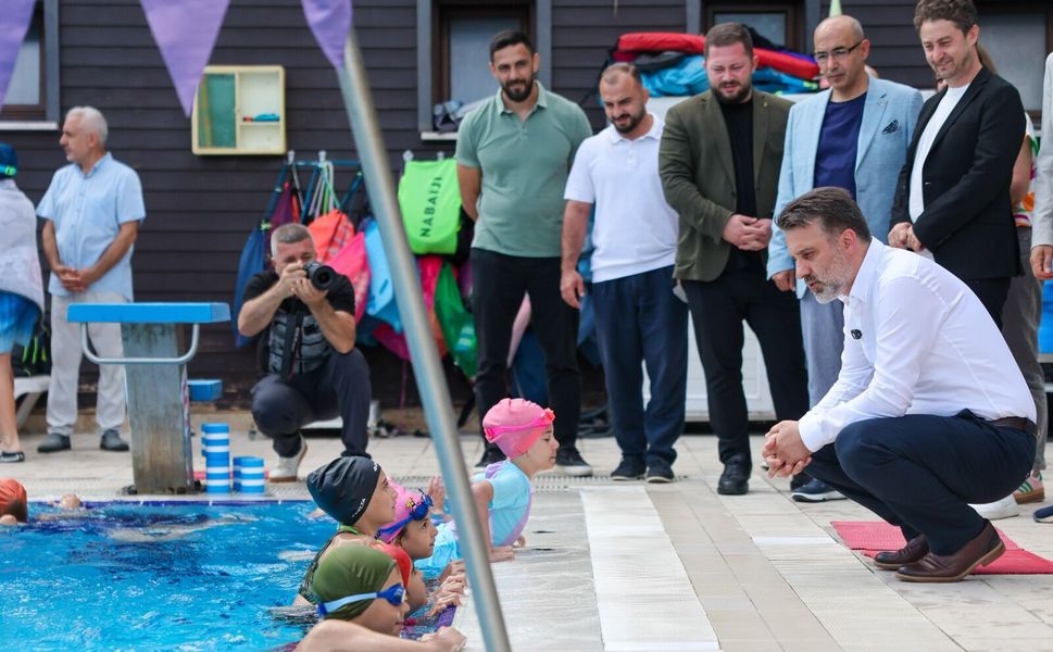 Başkan Vekili Biba'dan minik yüzücülere ziyaret