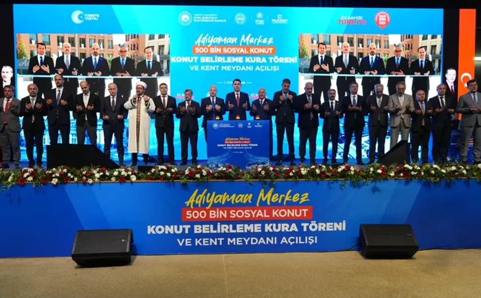 Adıyaman’da 4 bin 905 sosyal konut için kura çekildi... Yeni kent meydanı açıldı