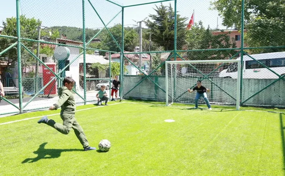Bursa Osmangazi’de bir halı saha hizmeti daha