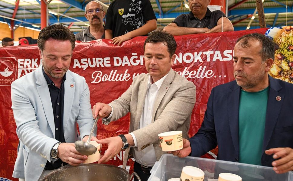 Başkan Erkan Aydın Hamitler'de Aşure Bereketini Vatandaşlarla Paylaştı