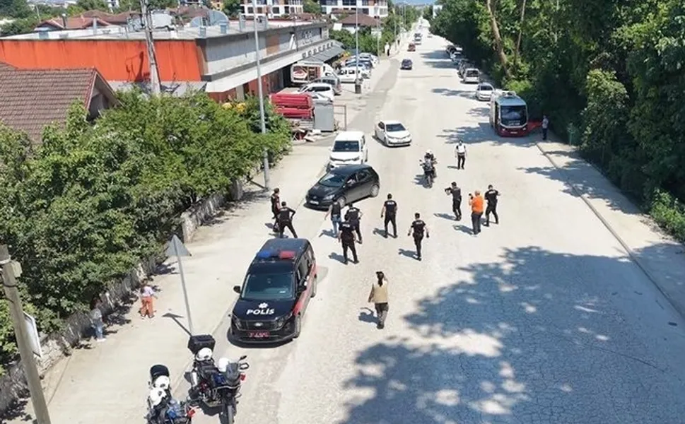 Tatbikatta korkan çocuklara polis şefkati