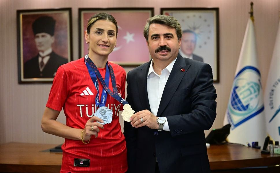 MİLLİ TEKVANDOCU HATİCE KÜBRA İLGÜN, MADALYA SEVİNCİNİ YILDIRIM BELEDİYE BAŞKANI OKTAY YILMAZ'LA PAYLAŞTI