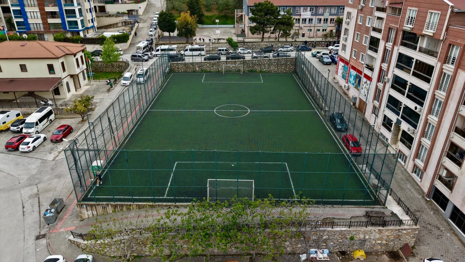 Gemlik’te Halı Sahalar Yenilendi (7)